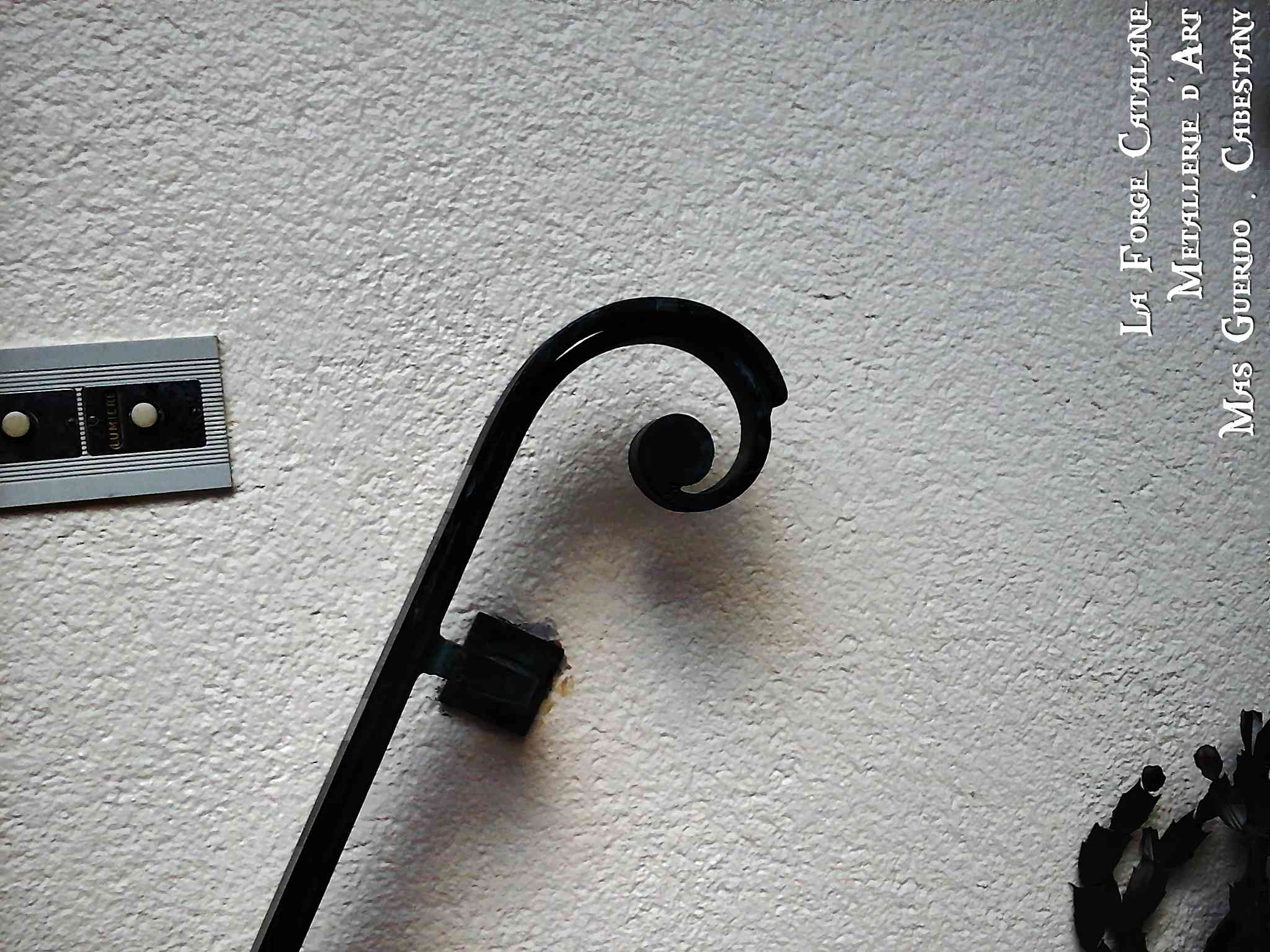 main courante avec crosse de finition volute forge catalane.jpg